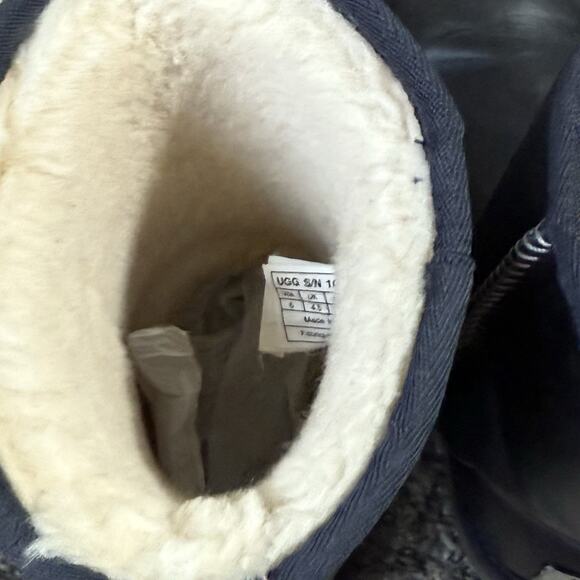 UGG Women’s Classic Short Black Leather Winter Boot Size US 6 Shearling Lined - Picture 5 of 7